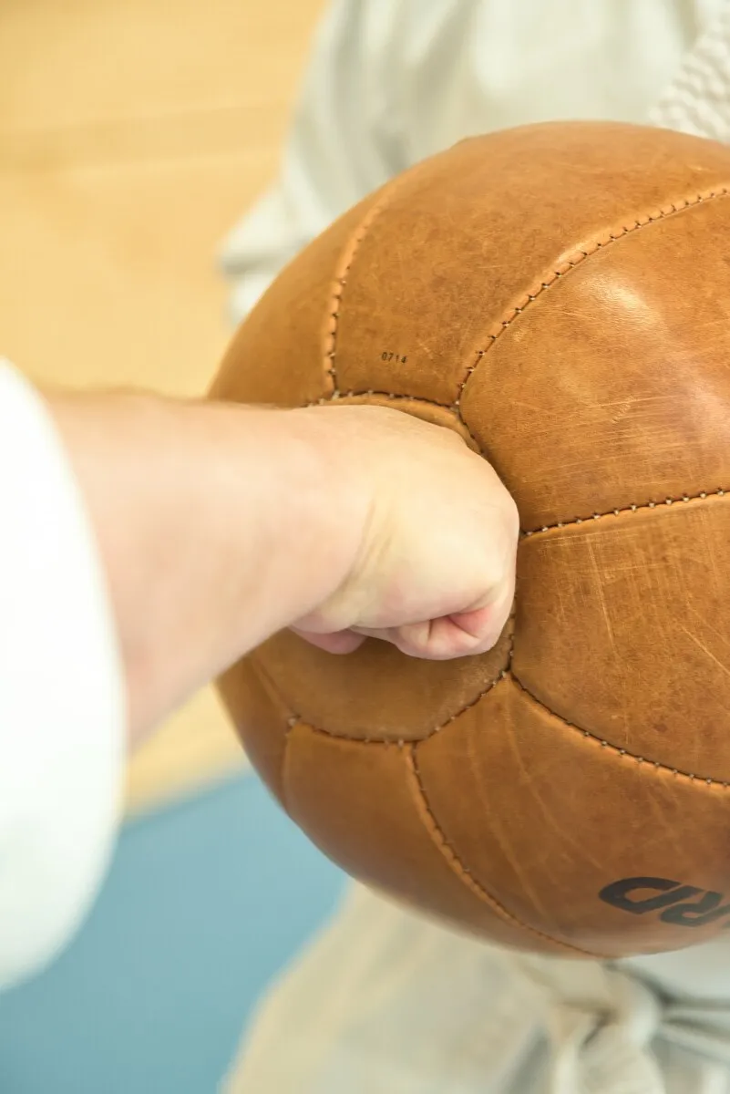 Karate Konditionstraining Medizinball