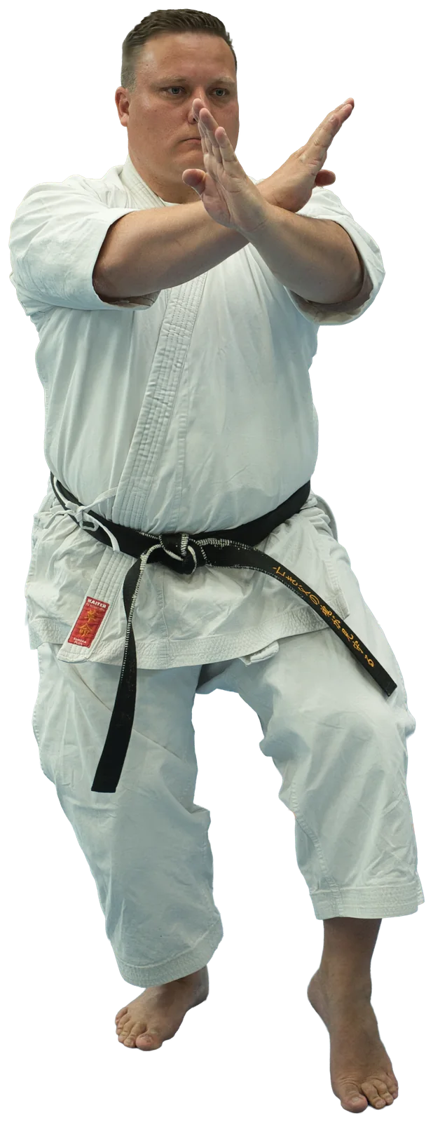 Pierre Steinhorst im Karate-Gi mit schwarzem Gürtel, die Hände vor dem Körper gekreuzt
